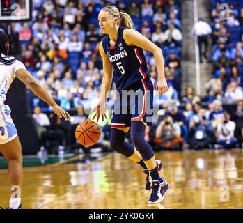 15. November 2024: Der Wachmann der Universität Connecticut Paige Bueckers (5) dribbelt den Ball. NCAA Basketballspiel zwischen der University of Connecticut und der University of North Carolina in der First Horizon Arena, Greensboro NC David Beach/CSM Stockfoto