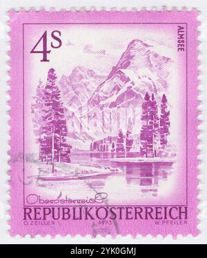 ÖSTERREICH - 12.1973: Eine Briefmarke mit 4 Schilling hell lila und violett, die den Almsee im oberösterreichischen Teil des Salzkammerguts im Almtal, 11 Kilometer 6,8 südlich des Dorfes Grünau im Almtal, darstellt. Der See liegt im nördlichen Teil des Toten Gebirges und ist etwa 2,3 Kilometer (1,4 mi) mal 700 Meter (2.300 ft) breit. Der See fließt durch die Alm. Seit 1965 steht das Gebiet um den Almsee unter Naturschutz. Konrad Lorenz machte wichtige Beobachtungen der Graugans am See Stockfoto