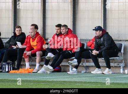 Marc Unterberger (Chef-Trainer, SpVgg Unterhaching) auf der Hachinger Bank. GER, TSV 1860 München gegen SpVgg Unterhaching, Fussball, Bayerischer Totopokal, Viertelfinale, Saison 2024/2025, 16.11.2024. Foto: Eibner-Pressefoto/Heike Feiner Stockfoto