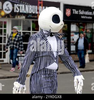 Jack Skellington spaziert durch die Marktstadt St Ives in Cambridgeshire Stockfoto