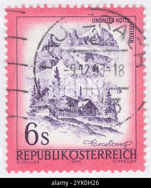 ÖSTERREICH - 27.05.1975: Eine 6 Schilling tiefrosa und dunkelviolett Briefmarke mit Hütten im Hochland Lindauer Hütte Ratikon, einem Gebirgszug der Zentralalpen, an der Grenze zwischen Vorarlberg, Liechtenstein und Graubünden. Sie ist die geologische Grenze zwischen Ost- und Westalpen und erstreckt sich vom Montafon bis zum Rhein. Im Süden ist der Prättigau seine Grenze, im Norden der Walgau. Im Osten grenzt sie an die Silvretta-Gruppen. Der Name des Rätikon leitet sich von Raetia ab, einer Provinz des Römischen Reiches Stockfoto