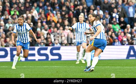 Brighton Großbritannien 16. November 2024 - Fran Kirby aus Brighton erzielt sein drittes Tor beim Barclays Women's Super League-Fußballspiel zwischen Brighton & Hove Albion und West Ham United im American Express Stadium, Brighton: Credit Simon Dack /TPI/ Alamy Live News Stockfoto