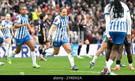 Brighton Großbritannien 16. November 2024 - Fran Kirby aus Brighton feiert, nachdem er sein drittes Tor beim Barclays Women's Super League-Fußballspiel zwischen Brighton & Hove Albion und West Ham United im American Express Stadium erzielt hat Stockfoto