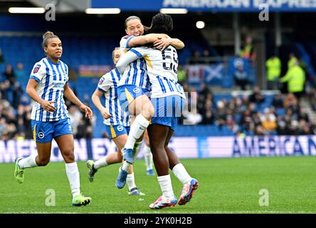 Brighton Großbritannien 16. November 2024 - Fran Kirby aus Brighton feiert, nachdem er sein drittes Tor beim Barclays Women's Super League-Fußballspiel zwischen Brighton & Hove Albion und West Ham United im American Express Stadium erzielt hat Stockfoto