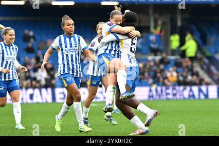 Brighton Großbritannien 16. November 2024 - Fran Kirby aus Brighton feiert mit einem Sprung auf Michelle Agyemang, nachdem er sein drittes Tor beim Barclays Women's Super League-Fußballspiel zwischen Brighton & Hove Albion und West Ham United im American Express Stadium erzielt hatte Stockfoto