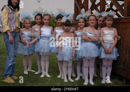 22. Mai 2005, Albena Resort-Bulgarien, Nina Chilova, bulgrasche Ministerin für Kultur und Tourismus bei der offiziellen Eröffnung der bulgrinischen Sommersaison 2005, Tänzerin in traditioneller nationaler Kleidung, Bulgrain hat im Juni 2005 Parlamentswahlen und Kandidat für die Mitgliedschaft in der Europäischen Union im Jahr 2007; Stockfoto