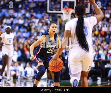 15. November 2024: Kaitlyn Chen (20) verteidigt UConn. NCAA Basketballspiel zwischen der University of Connecticut und der University of North Carolina in der First Horizon Arena, Greensboro NC David Beach/CSM Stockfoto