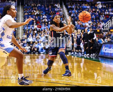 15. November 2024: Der Wachmann der Universität Connecticut KK Arnold (2) übergibt den Ball. NCAA Basketballspiel zwischen der University of Connecticut und der University of North Carolina in der First Horizon Arena, Greensboro NC David Beach/CSM Stockfoto