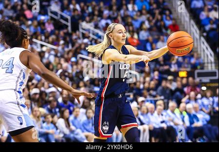 15. November 2024: Paige Bueckers (5) der University of Connecticut übergibt den Ball. NCAA Basketballspiel zwischen der University of Connecticut und der University of North Carolina in der First Horizon Arena, Greensboro NC David Beach/CSM Stockfoto