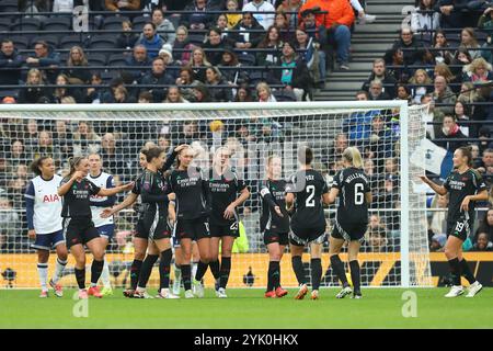 Tottenham Hotspur Stadium, London, Großbritannien. November 2024. Die Damen Super League Football, Tottenham Hotspur gegen Arsenal; Frida Leonhardsen Maanum von Arsenal feiert ihr Tor in der 22. Minute für 0:2. Beschreibung: Action Plus Sports/Alamy Live News Stockfoto