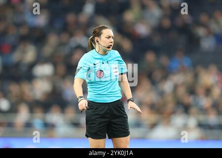 Tottenham Hotspur Stadium, London, Großbritannien. November 2024. Damen Super League Football, Tottenham Hotspur gegen Arsenal; Schiedsrichter Emily Heaslip Credit: Action Plus Sports/Alamy Live News Stockfoto