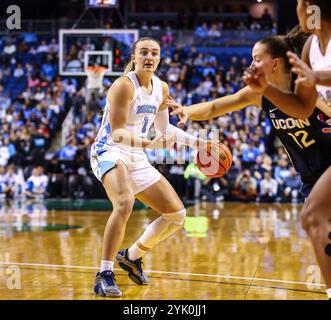 15. November 2024: Die Wache Alyssa Ustby (1) aus North Carolina leitet den Verkehr. NCAA Basketballspiel zwischen der University of Connecticut und der University of North Carolina in der First Horizon Arena, Greensboro NC David Beach/CSM Stockfoto