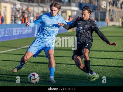 Kampf um den Ball / Zweikampf zwischen Tim Danhof (TSV 1860 München, #2) und Max Lamby (SpVgg Unterhaching, #3). GER, TSV 1860 München gegen SpVgg Unterhaching, Fussball, Bayerischer Totopokal, Viertelfinale, Saison 2024/2025, 16.11.2024. Foto: Eibner-Pressefoto/Heike Feiner Stockfoto