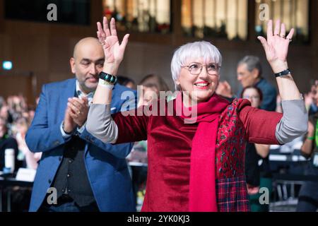 50. Ordentliche Bundesdelegiertenkonferenz von BUENDNIS 90/DIE GRUENEN Claudia Roth Beauftragte der Bundesregierung für Kultur und Medien der Bundesrepublik Deutschland freudig mit erhobenen Haenden und Omid Nouripour, Mitglied des Deutschen Bundestages auf der 50. Parteitag von BUENDNIS 90/DIE GRUENEN im RheinMain Kongresszentrum RMCC in Wiesbaden, Wiesbaden, 16.11.2024 Wiesbaden Hessen Deutschland *** 50 ordentliche Bundesdelegierte Konferenz von BUENDNIS 90 DIE GRUENEN Claudia Roth Beauftragte der Bundesregierung für Kultur und Medien der Bundesrepublik Deutschland freut sich Stockfoto