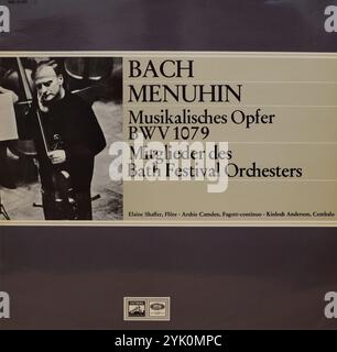 Plattencover aus Vintage-Vinyl. Johann Sebastian Bach, Musikopfer BWV 1079, Yehudi Menuhin, Mitglieder des Bath Festival Orchestra, 1964 Stockfoto