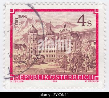 ÖSTERREICH - 28. September 1984: Eine Briefmarke mit 4 Schilling, die österreichische Klöster und Abteien darstellt: Stams ist eine Gemeinde im Bezirk Imst in Tirol. Bekannt ist es vor allem durch das 1273 von Graf Meinhard II. Von Gorizia-Tirol und seiner Frau gegründete Zisterzienserabtei Stams Stockfoto