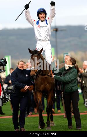 Freddie Gingell gewann den Paddy Power Gold Cup Handicap Chase mit Il Ridoto während des Paddy Power Day auf der Cheltenham Racecourse. Bilddatum: Samstag, 16. November 2024. Stockfoto