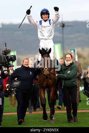 Freddie Gingell gewann den Paddy Power Gold Cup Handicap Chase mit Il Ridoto während des Paddy Power Day auf der Cheltenham Racecourse. Bilddatum: Samstag, 16. November 2024. Stockfoto