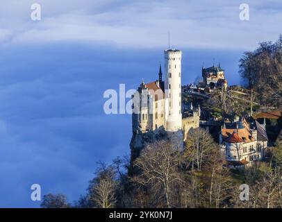 Sonnenschein in den Bergen, Nebel im Echaz-Tal. Schloss Lichtenstein auf der Schwäbischen Alb. Das Märchenschloss Württemberg ist ein cas aus dem 19. Jahrhundert Stockfoto