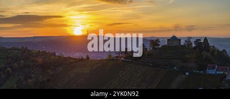 Sonnenuntergang in der Grabkapelle am Wuerttenberg, dem Fernsehturm am Horizont. Luftaufnahme, Panoramafoto. Das Mausoleum wurde zwischen 18 Jahren erbaut Stockfoto