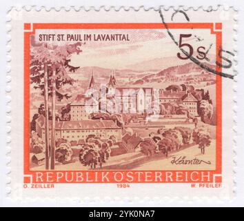 ÖSTERREICH - 27. September 1985: 5 Schilling Briefmarke mit der Darstellung des Klosters St. Paul in Lavanttal, einem 1091 gegründeten Benediktinerkloster in der Nähe der heutigen Marktstadt Sankt Paul im Lavanttal in Kärnten. Die Räumlichkeiten um die romanische Klosterkirche wurden im 17. Jahrhundert weitgehend im barocken Stil umgebaut. Die Abtei wurde 1782 durch Erlass Kaiser Josephs II. Aufgelöst, 1809 aber mit Mönchen aus dem Kloster St. Blaise im Schwarzwald umgesiedelt Stockfoto