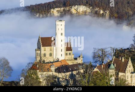 Sonnenschein in den Bergen, Nebel im Echaz-Tal. Schloss Lichtenstein auf der Schwäbischen Alb. Das Märchenschloss Württemberg ist ein cas aus dem 19. Jahrhundert Stockfoto