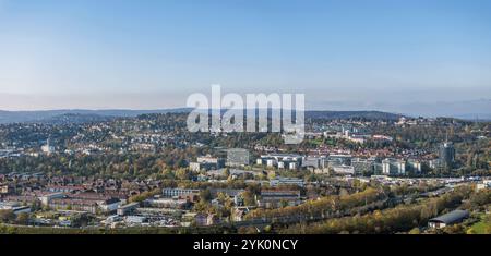 Killesberg, begehrtes Wohngebiet in halbhoher Lage oberhalb der Stadt Stuttgart. Der Weissenhof befindet sich auf der rechten Seite. Vorne sind die Stockfoto