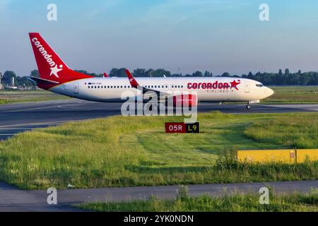 Passagierflugzeug Passagierflugzeug Jet Flugzeug für den Flugverkehr Boeing 737 800 der Fluggesellschaft Corendon ist auf der Landebahn und wartet auf Freigabe für Start f Stockfoto