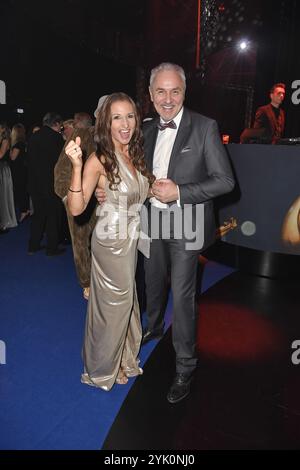 Anita Hofmann mit Ehemann Christian Filip bei der Verleihung der Goldenen Henne in den Messehallen in Leipzig am 15.11.2024 *** Anita Hofmann mit Ehemann Christian Filip bei der Preisverleihung des Goldenen Hen in Leipzig am 15. 11 2024 Stockfoto