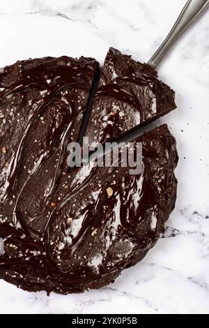 Schokoladenkuchen, runder Kuchen, auf einem Marmortisch, Blick von oben, hausgemachte Kuchen, keine Leute Stockfoto