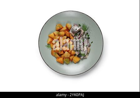 Neue Kartoffeln, mit eingelegtem Hering und roten Zwiebeln, hausgemacht, keine Leute Stockfoto