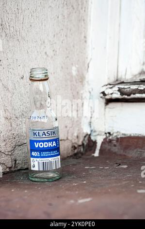 Eine leere Wodka-Flasche auf einer Fensterbank Stockfoto