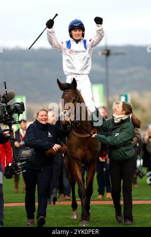 Freddie Gingell gewann den Paddy Power Gold Cup Handicap Chase mit Il Ridoto während des Paddy Power Day auf der Cheltenham Racecourse. Bilddatum: Samstag, 16. November 2024. Stockfoto