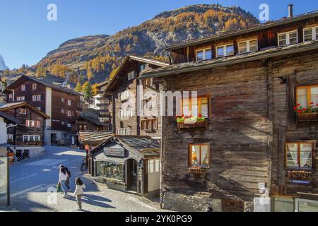 Typische historische Walliser Häuser im Stadtzentrum, Zermatt, Mattertal, Wallis, Schweiz, Europa Stockfoto