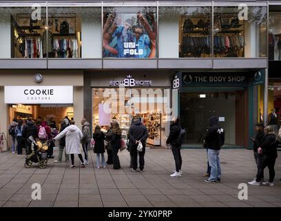 Leute, Kunden, Schlange vor PLÄTZCHEN COUTURE, neue amerikanische Küche, Essen, Königsstraße, Fußgängerzone, Stuttgart, Baden-Württemberg, Germa Stockfoto