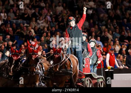 Stuttgart, Deutschland. November 2024. Voutaz Jerome, Schweiz FEI Driving World Cup MASTERHORSE DEUTSCHER MEISTER Zeit-Hindernisfahren Vierspaenner mit 2 Umlaeufen Wertungspruefung für den Weltcup Fahren 2024/2025 International GER, Stuttgart German Masters 2024, 38. internationales Reitturnier, 16.11.2024 Foto: Eibner-Pressefoto/Roger Buerke Credit: dpa/Alamy Live News Stockfoto