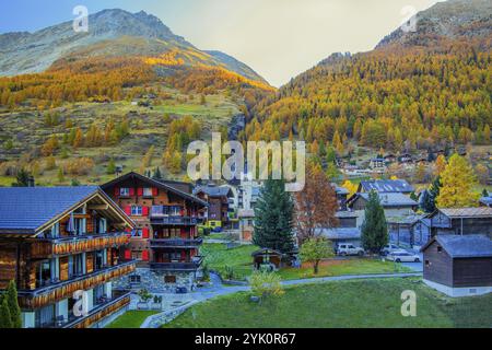Blick auf das Dorf im Herbst, Taesch bei Zermatt, Mattertal, Wallis, Schweiz, Europa Stockfoto