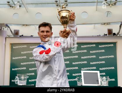 Freddie Gingell gewann den Paddy Power Gold Cup Handicap Chase mit Il Ridoto während des Paddy Power Day auf der Cheltenham Racecourse. Bilddatum: Samstag, 16. November 2024. Stockfoto