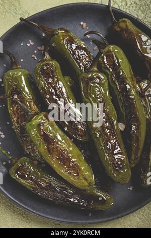 Gebratener Padron-Pfeffer, in einer Pfanne, mit Olivenöl und Meersalz, hausgemacht, keine Leute. Stockfoto