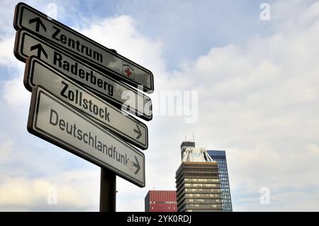 Deutschlandradio-Gebäude, Deutschlandfunk, dahinter das ehemalige Hauptquartier der Deutschen Welle, Büroturm und Studioturm, Raderbergguertel, Köln Stockfoto