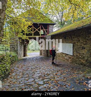 Schloss Wildenburg, Unterburg mit Torturm, Burgruine bei Kempfeld im Landkreis Birkenfeld, Hunsrück, Rheinland-Pfalz, Deutschland, E. Stockfoto