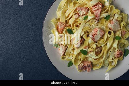 Tagliatelle Pasta, in Sahnesauce mit Lachs, hausgemacht, keine Leute Stockfoto