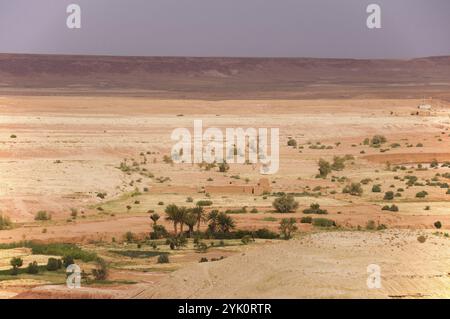 Wüstenlandschaft, berühmtes Filmset (einschließlich Gladiator), Weltkulturerbe am Fuße des Atlasgebirges, Ait-Ben-Haddou, Marokko, Afrika Stockfoto