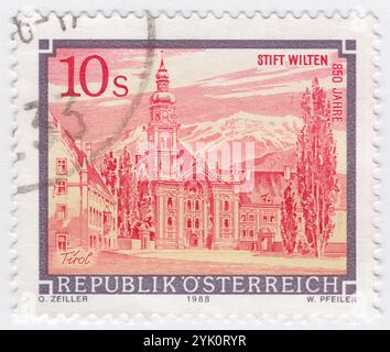 ÖSTERREICH - 18. März 1988: 10 Schilling Briefmarke mit dem Kloster Wilten zum 850. Jahrestag. Kloster Wilten (Prämonstratenser) in Innsbruck, Tirol. Das Kloster Wilten besteht aus der Stiftskirche und dem Kloster. Das erste Kloster an dieser Stelle entstand 878 n. Chr. Die Legende besagt, dass ein Kampf zwischen zwei Riesen ausbrach, dem lokalen Tyrsus und einem germanischen Einwanderer, Haymon. Haymon verursachte den Tod von Tyrsus und als Sühne soll er das Kloster in Wilten errichtet haben Stockfoto