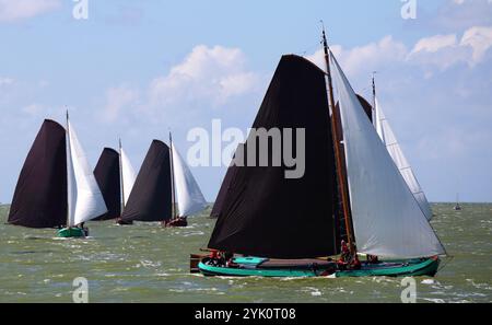 Traditionelle friesische Segelschiffe mit flachem Boden bei einem jährlichen Wettkampf auf dem Ijsselmeer in den Niederlanden Stockfoto