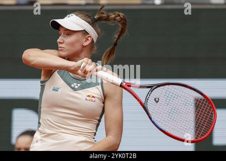 Die kasachische Tennisspielerin Elena Rybakina in Aktion bei den French Open 2024, Roland Garros, Paris, Frankreich. Stockfoto