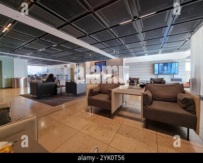 Blick auf den Sitzbereich in der Business-Lounge Tempelhof am Flughafen Berlin Brandenburg (BER), Deutschland Stockfoto