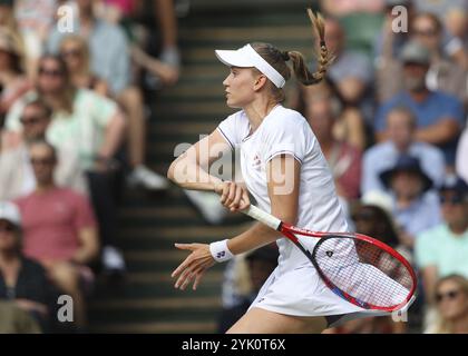 Die kasachische Tennisspielerin Elena Rybakina im Einsatz bei den Wimbledon Championships 2024 in London, England, Großbritannien, Europa Stockfoto