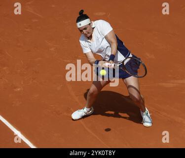 Tunesischer Tennisspieler Ons Jabeur in Aktion bei den French Open 2024, Roland Garros, Paris, Frankreich. Stockfoto