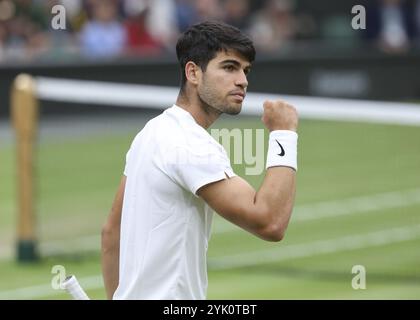 Der spanische Tennisspieler Carlos Alcaraz feiert 2024 bei den Wimbledon Championships in London, England, Großbritannien, Europa Stockfoto